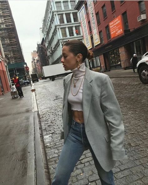 Karla Deras, Turtleneck Outfit, Tokyo Street Fashion, Skandinavian Fashion, Streetwear Mode, Streetwear Fashion Women, Nyc Fashion, Mode Inspo, Blazer Outfits