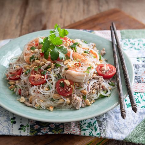 Light Thai Glass Noodle Salad (Yum Woon Sen) Yum Woon Sen, Thai Glass Noodle Salad, Thai Salad Dressings, Blender Juice, Thai Noodle Salad, Salad Recipes Gluten Free, Glass Noodle Salad, Cellophane Noodles, Thai Salad