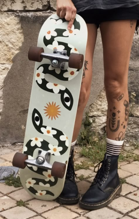 Longboard Deck, Hand Painted Skateboard Decks, Skateboard Painting Ideas Easy, Skate Deck Art Ideas, Hand Painted Skateboard, Skateboard Painting Ideas Aesthetic, Aesthetic Skateboard Design, Skateboard Aesthetic Design, Painted Skateboard Aesthetic