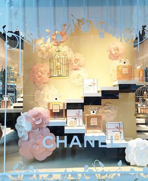 Chanel Window Display, Window Display Retail, Retail Store Interior Design, Parfum Chanel, Perfume Display, Store Design Boutique, Storefront Design, Prom Theme, Chanel Store