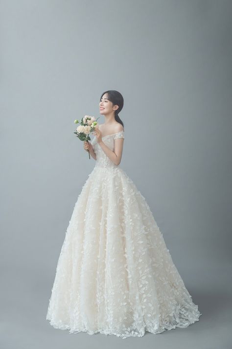 KOREAN WEDDING C-025 REYOO STUDIO : korea wedding pledge Korean Wedding Dress Princesses, Aline Wedding Dress Korean, Wedding Korean Dress, Wedding Gown Korean, Wedding Dresses Korean Style, Wedding Dress Korean, Korean Wedding Dress Elegant, Korean Wedding Dress Gowns, Korean Wedding Gown