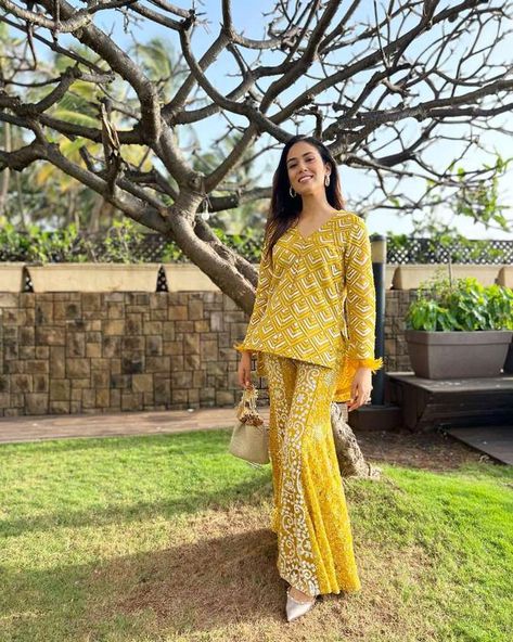 Celebrity Designer Dresses | Bollywood Styles Online Mira Kapoor Outfit, Elegant Royal Dresses, Indian Bridesmaids Outfits, Kunal Rawal, Mira Kapoor, Arpita Mehta, Mehendi Outfit, Mehendi Ceremony, Bridesmaid Lehenga