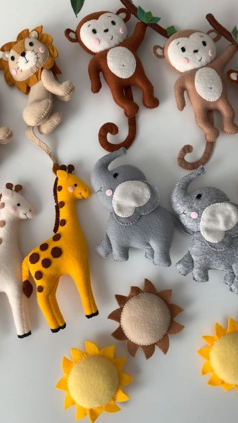 Safari Toys, Safari Baby Mobile, Lion Baby Shower, Pinterest Baby, Nursery Decor Safari, Mobile Safari, Diy Plush Toys, Baby Toys Newborn, Felt Craft Projects