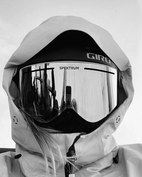 Skiing Black And White, Christmas Aesthetic Black And White, Hairstyles Old Money, Prom Nail Inspo, Luxury Blonde, Clean Girl Summer, Rich Brunette Hair, Blonde Hair Highlights, December Snow