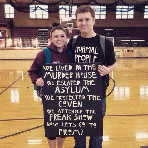 9 Amazing Promposals Inspired By Your Favorite Movies and TV Shows Sadies Dance, Cute Promposals, Prom Proposals, Cute Homecoming Proposals, Cute Prom Proposals, Asking To Prom, Dance Proposal, Scary Cute, Angela Bassett