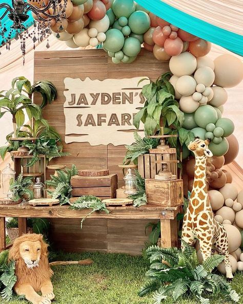 Safari Themed Birthday Party, Safari Theme Birthday Party, Safari Birthday Party Decorations, Jungle Theme Birthday Party, Animal Themed Birthday Party, Jungle Thema, Jungle Safari Birthday, Baby Shower Safari Theme, Wild Birthday Party