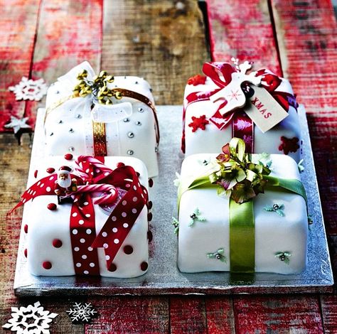 Adorable Christmas party cakes Christmas Cake Decoration, Super Torte, Mini Christmas Cakes, Cake Decoration Ideas, Christmas Cakes Easy, Mini Torte, Novelty Birthday Cakes, Christmas Cake Designs, Christmas Cake Decorations