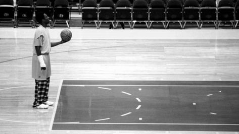 Kobe Bryant Wallpaper, Basketball Wallpaper, Basketball Photography, Black And White Wallpaper, Macbook Wallpaper, White Wallpaper, Kobe Bryant, Laptop Wallpaper, Landscape Wallpaper