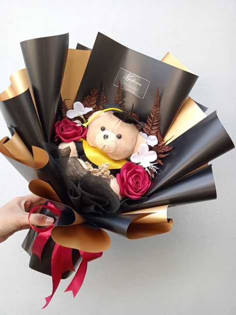 Ribbon Flower Bouquet Graduation, Graduation Gift Bouquet Ideas, Buket Wisuda Aesthetic, Convo Bouquet, Bucket Graduation, Grad Bouquet, Buket Graduation, Bucket Wisuda, Graduation Flowers Bouquet