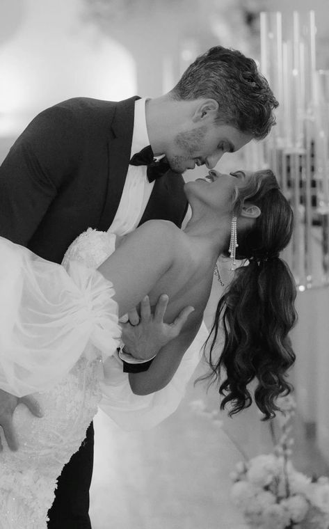 Carrying Bride Pose, Wedding Photos Elegant, Romantic Wedding Pictures, Serious Wedding Photos, Wedding Bridal Portraits, Wedding Dip Photos, Wedding Photo Inspiration Romantic, Vintage Style Wedding Photos, Hotel Room Engagement Photos