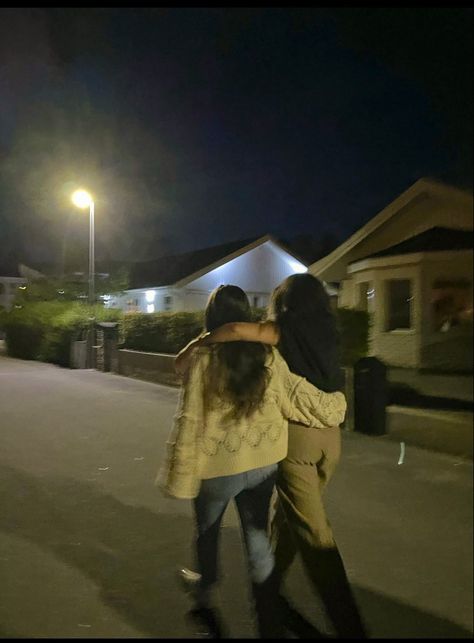 Bff Hugging Pics Aesthetic, Bff Night Pictures, Sister Vibes Aesthetic, Supportive Friends Aesthetic, Faceless Duo Pics, Bff Pictures Night, Sister Pictures Aesthetic, Aesthetic Sisters Pictures, Friends Hugging Aesthetic