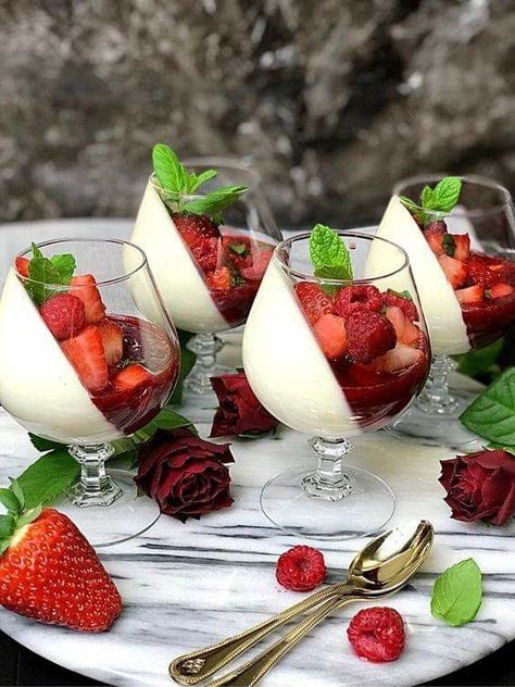 Vanilla Panna Cotta, God Mat, Fancy Desserts, Party Desserts, Food Platters, Food Presentation, Food Plating, Pretty Food, Creative Food