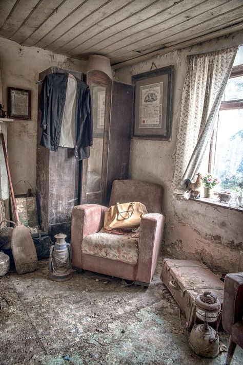 Eerie cottage left frozen in time with paper from Titanic sinking still on table - Mirror Online Abandoned Farmhouse, Derelict House, Cottage Images, Derelict Buildings, Island Villa, Irish Cottage, Interior Vintage, Cottage Interior, Abandoned Mansions