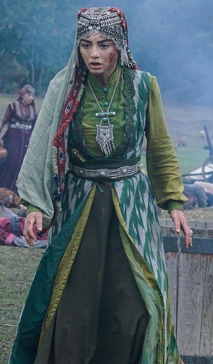 Historical Irish Clothing, Iranian Clothes, Persian Dress, Solarpunk Fashion, Middle Eastern Clothing, Turkish Clothing, Bala Sultan, Turkish Dress, Turkish Tv Series