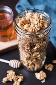 Big, crunchy clusters of lightly sweetened oats and almonds and a touch of cinnamon, brown sugar, vanilla, and honey flavor make this the best, easy homemade granola recipe that our family loves! Honey Granola Recipe, Healthy Homemade Granola Recipe, Homemade Granola Recipe, Easy Homemade Granola, Homemade Granola Healthy, Granola Clusters, Honey Granola, Easy Granola, Granola Recipe Homemade