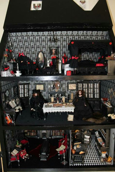 Gothic dollhouse by Nightfall miniatures Gothic Dollhouse, Dollhouse Furniture Diy, Dollhouse Halloween, Haunted Dollhouse, Halloween Miniatures, Spooky House, Dollhouse Projects, Haunted Dolls, Dolls House Interiors