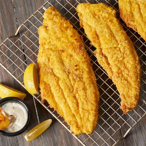 This baked catfish has a crispy cornmeal coating with a hint of spice from the Cajun seasoning, while the interior stays flaky and moist Serve with tartar sauce, lemon wedges or your favorite hot sauce and with a green salad on the side Baked Catfish Recipes, Baked Catfish, Wedge Salad Recipes, Seafood Ideas, Impressive Appetizers, Catfish Recipes, Fried Catfish, Healthiest Seafood, Healthy Fish