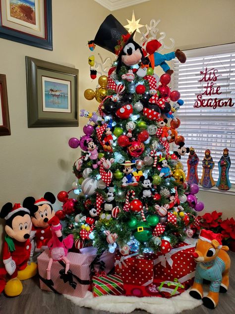 Disney Themed Christmas Trees Mickey Mouse, Disney Christmas Tree Diy, Disney Christmas Ideas Decoration, Mickey Mouse Christmas Trees, Christmas Tree Ideas Mickey Mouse, Mickey Mouse Clubhouse Christmas Tree, Mickey Themed Christmas Tree, Mickey Xmas Tree, Christmas Disney Tree