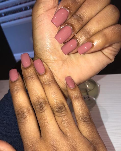 Nails Design On Dark Skin, Gel Nails For Brown Skin Tone, Nail Color Dark Skin Tone, Mauve Toenails, Cute Nail Colors For Dark Skin, Fall Nail Colors Black Women, Fall Nail Colors For Brown Skin, Nail Colour For Brown Skin, Fall Nails Dark Skin