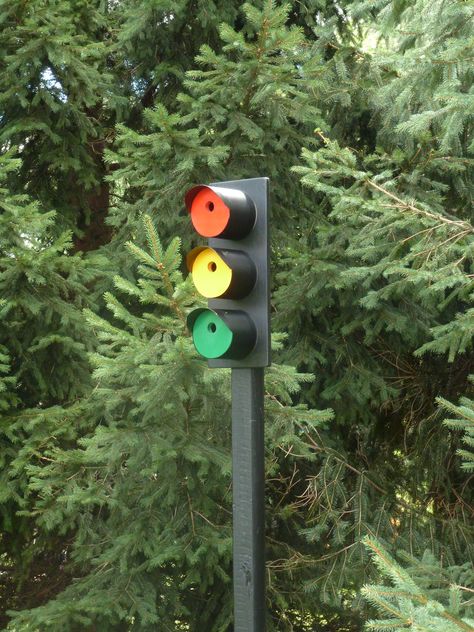 Stop Light Bird House Standing Bird Houses, Recycled Bird Houses, Unique Bird Houses Diy, Backyard Birds Sanctuary, Bird Feeder Craft, Birdhouse, Homemade Bird Houses, Butterfly Houses, Bird Houses Ideas Diy