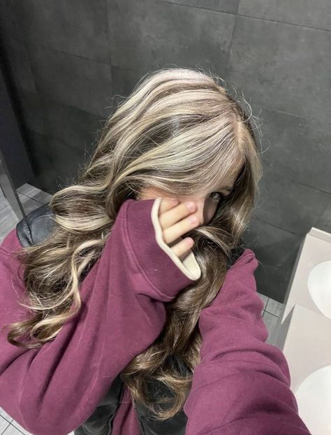 Blonde Highlights On Dark Hair, Hair Color Underneath, Blonde Highlight, Brown Hair Inspo, Hair Color Streaks, Brunette Hair With Highlights, Hair Silky, Invisible Lace, Dark Hair With Highlights