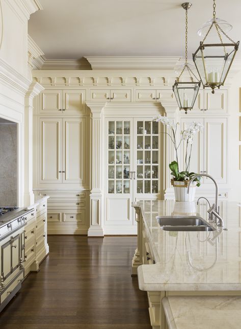 Cream kitchen with quartzite counters, a La Cornue range, and vintage pendants. Clive Christian Kitchens, Architectural Kitchen, Cream Kitchen Cabinets, Cream Kitchen, Traditional Kitchen Design, French Country Kitchens, Clive Christian, French Country Kitchen, Kitchen Images