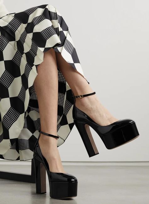 Valentino Platform Heels, Platform Pumps Outfit, Platform Heels Outfit, Valentino High Heels, Pink Valentino, Valentino Pumps, Valentino Heels, Shoes Heels Classy, Valentino Garavani Shoes