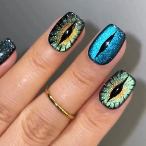 real-cat-eye-designed-press-on-nails Cat Eye Nails Design Halloween, Eyes On Nails, Cat Eye Nails Halloween, Dragon Eye Nails, Halloween Cat Eye Nails, Cat Eye Halloween Nails, Weird Nail Designs, Short Cat Eye Nails, Eyeball Nails