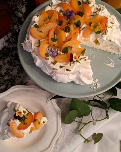 Pavlova Wedding Cake, Wedding Pavlova, Pavlova Aesthetic, Birthday Pavlova, Peach Pavlova, Poached Peaches, Meringue Dessert, Pavlova Dessert, Pavlova Cake