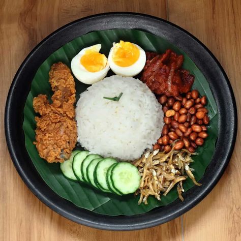 A very popular Malaysian dish prepared with coconut rice,served with fish,boiled eggs & cucumber.Nasi lemak - Malaysian coconut milk rice, served with sambal, fried crispy anchovies, toasted peanuts and cucumber. Fried Rice Aesthetic, Egg Fried Rice Recipe Easy, Rice Aesthetic, Fried Rice Egg, Easy Egg Fried Rice, Rice Recipe Easy, Egg Fried Rice Recipe, Coconut Milk Rice, Rice Egg