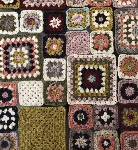 Granny Square Crochet Pattern Aesthetic, Aesthetic Granny Square Blanket, Big Granny Square Blanket, Aesthetic Crochet Blanket Granny Square, Crochet Granny Square Bag Aesthetic, Colorful Crochet Blanket Grannie Square, Granny Square Blanket, Crochet Fashion Patterns, Crochet Square Patterns