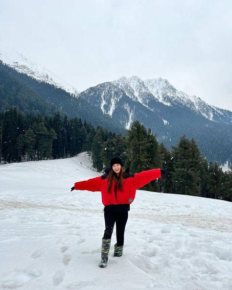 Outfit Ideas Mountains Winter, Snow Outfit Ideas For Women, Snowfall Outfits Women, Kashmir Dressing Ideas, Shimla Manali Outfits For Women, Snowfall Outfit Ideas, Snowfall Picture Ideas, Poses For Winter Pictures, Shimla Photography Poses