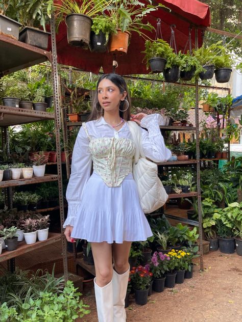 Plant shopping date outfit look white on white skirt shirt cottage core fashion aesthetic corset boots fall fits Flower Corset Outfit, Outfits Con Corset Blanco, Shopping Date Outfit, White Corset Outfit, Cottagecore Summer Outfits, Corset Cottagecore, Light Outfits, Txt Concert, Shopping Date