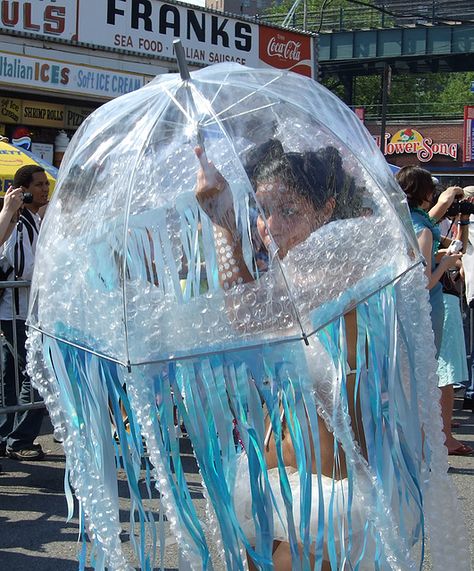 Jellyfish Halloween Costume Umbrellas, Under The Sea Bubbles Diy, Jelly Fish Umbrellas, Jellyfish Costume Diy Umbrellas, Jelly Fish Umbrella Costume, Beach Parade Float, Umbrella Jellyfish Costume, Jellyfish Umbrella Diy, Jellyfish Umbrellas