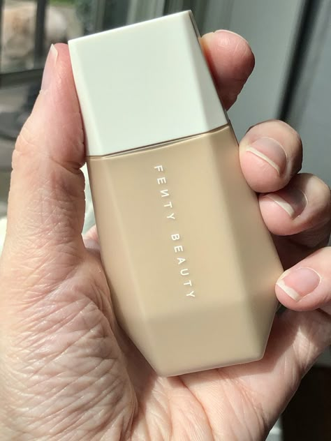 Review: Fenty Beauty Eaze Drop Blurring Skin Tint - We are glamerus Eaze Drop Skin Tint, Skin Tint Fenty, Fenty Tinted Moisturizer, Fenty Beauty Skin Tint, Fenty Skin Tint, Fenty Eaze Drop, Wedding Dala, Fenty Beauty Eaze Drop, Makeup Therapy