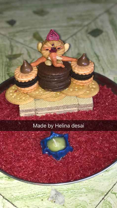 #Ganesha#indian#festival#elements#of#Biscuits#clay#choclates#nuts#Aarti#decoration#madeby#hey..lina# Dish Decoration For Aarti, Aarti Thali Decoration Ideas, Aarti Decoration, Arti Thali Decoration, Arti Thali, Aarti Thali, Baby Mehndi Design, Biscuit Decoration, Ganesh Chaturthi Decoration