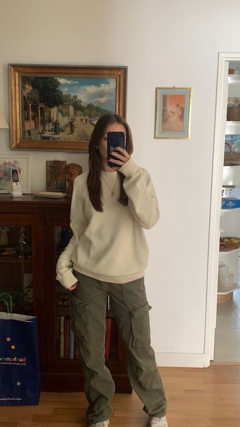 Winter Outfits Khaki Pants, Fall Outfits Green Pants, Cargos Outfits Aesthetic, Cargo Inspo Outfit, Cargo Pants And Sweater Outfit, Fall Outfits Cargo Pants, Fitted Cargo Pants Outfit, H And M Outfits, Outfit Inspo Cargo Pants