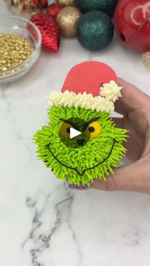 Pull Apart Cupcake Cake Christmas, Christmas Cupcakes Grinch, Grinch Christmas Cupcakes, Grinch Cupcake Cake, Grinch Cupcakes Ideas, Christmas Cupcake Designs, Grinch Dessert Ideas, Grinch Cupcakes, Christmas Cupcake Ideas