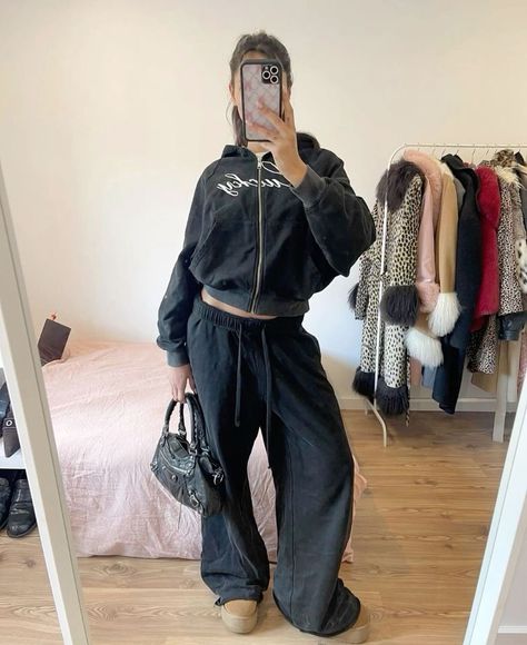 Black Sweatpants Outfit, Black Joggers Outfit, Uni Fashion, Punk Style Outfits, Joggers Outfit, Outfits Streetwear, Cold Weather Outfits, Winter Fits, New Energy