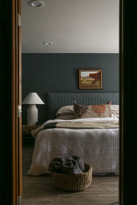 How I create a Home Color Palette All the paint colors in our home so far - Chris Loves Julia Dark Bedroom, Home Design Diy, Chris Loves Julia, Beige Bed, Black Bedroom, Bedroom Black, Style Deco, Guest Bedroom, Bedroom Inspirations