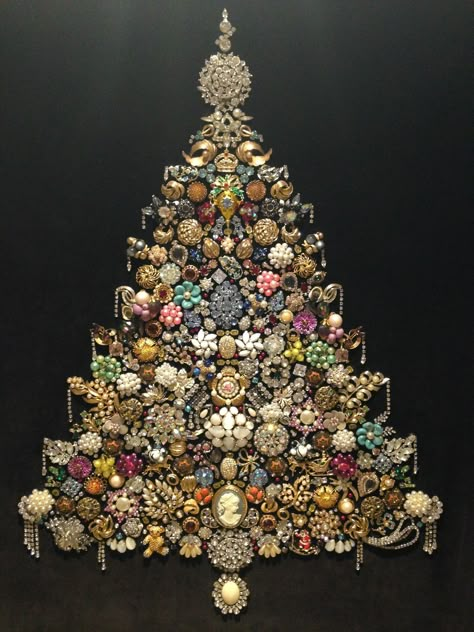 Image result for jewelry Christmas tree framed art | Jeweled christmas ... Jewelry Trees, Old Jewelry Crafts, Costume Jewelry Crafts, Jeweled Christmas Trees, Jewelry Pictures, Vintage Jewelry Ideas, Vintage Jewelry Repurposed, Jewelry Repurposed, Jeweled Christmas