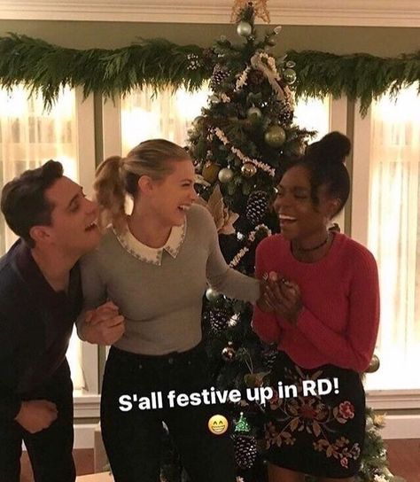 Riverdale Behind The Scenes, Josie Mccoy, Comic Christmas, Lili Reinhart Style, Cheryl Style, Riverdale Cw, Riverdale Betty, Riverdale Characters, Toni Topaz