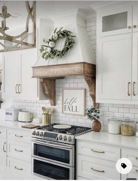 Small Farmhouse Kitchen, Kitchen Hood Design, Hood Ideas, Farmhouse Style Bedrooms, Bedroom Interiors, Rustic Modern Kitchen, Classic Farmhouse, Farmhouse Kitchen Design, Small Farmhouse