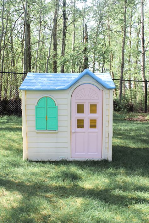 How to Makeover a Plastic Playhouse using Spray Paint! Outdoor Playhouse Makeover, Plastic Playhouse Makeover, Little Tikes Playhouse Makeover, Kids Playhouse Makeover, Diy Playhouse Makeover, Painted Playhouse, Little Tikes Makeover, Diy Outdoor Playhouse, Plastic Playhouse