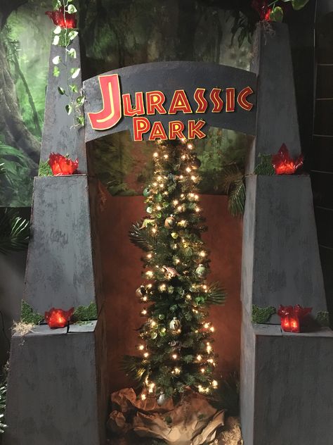 Jurassic World Gate Diy, Jurassic Park Christmas Tree, Diy Jurassic Park Gate, Jurassic Park Gate Entrance Diy, Jurassic Park Decorations, Jurassic Park Christmas, Jurassic Park Gate, Dinasour Birthday, Jurassic Park Birthday Party