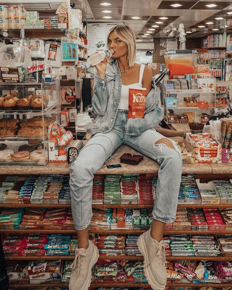 Redeemin’ points on my daily bodega run, don’t mind if I do. #sponsored Being able to redeem my @Citibank ThankYou® Points using Citi® pay… Tezza Barton, New York Vibes, Photo Recreation, Hello Pretty, Retro Photography, Prom Photos, Photoshoot Concept, Branding Photoshoot, Photoshoot Outfits