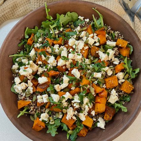 Roasted pumpkin, feta and quinoa salad Red Lentil Salad, Fall Quinoa Salad, Quinoa Pumpkin, Easy Vegetarian Sides, Pumpkin Feta, Xmas Menu, Pumpkin Quinoa, Christmas Meals, Pumpkin Salad