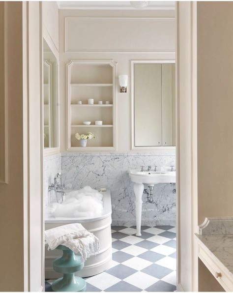 Parisian Bathroom, Checkered Floor, Cast Iron Bathtub, Bathtub Design, Bathroom Goals, Parisian Apartment, Patio Interior, Elegant Bathroom, Marble Bathroom