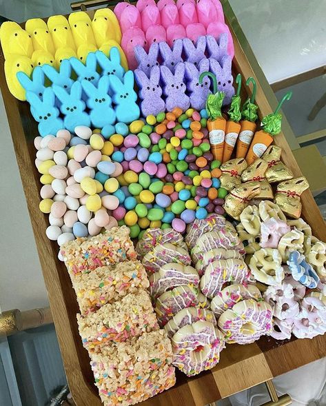 Easter Candy Aesthetic, Easter Egg Hunt Aesthetic, Easter Picnic Ideas, Easter Hosting, Easter Dinner Party, Easter Aesthetic, Easter Picnic, Picnic Snacks, Easter Board