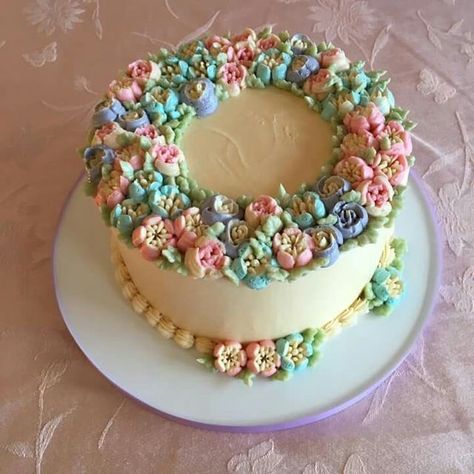 Russian Piping Cake Decorating, Russian Flowers Cake, Cake With Russian Tip Flowers, Russian Piping Tips Cake Ideas, Russian Tips Cake, Russian Nozzle Cake Design, Russian Piping Tips Cupcakes, Russian Piping Cake, Cake Piping Ideas